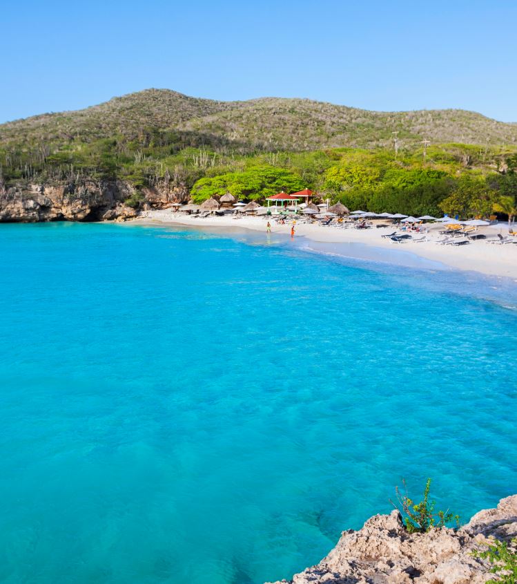 turquoise water in curacao